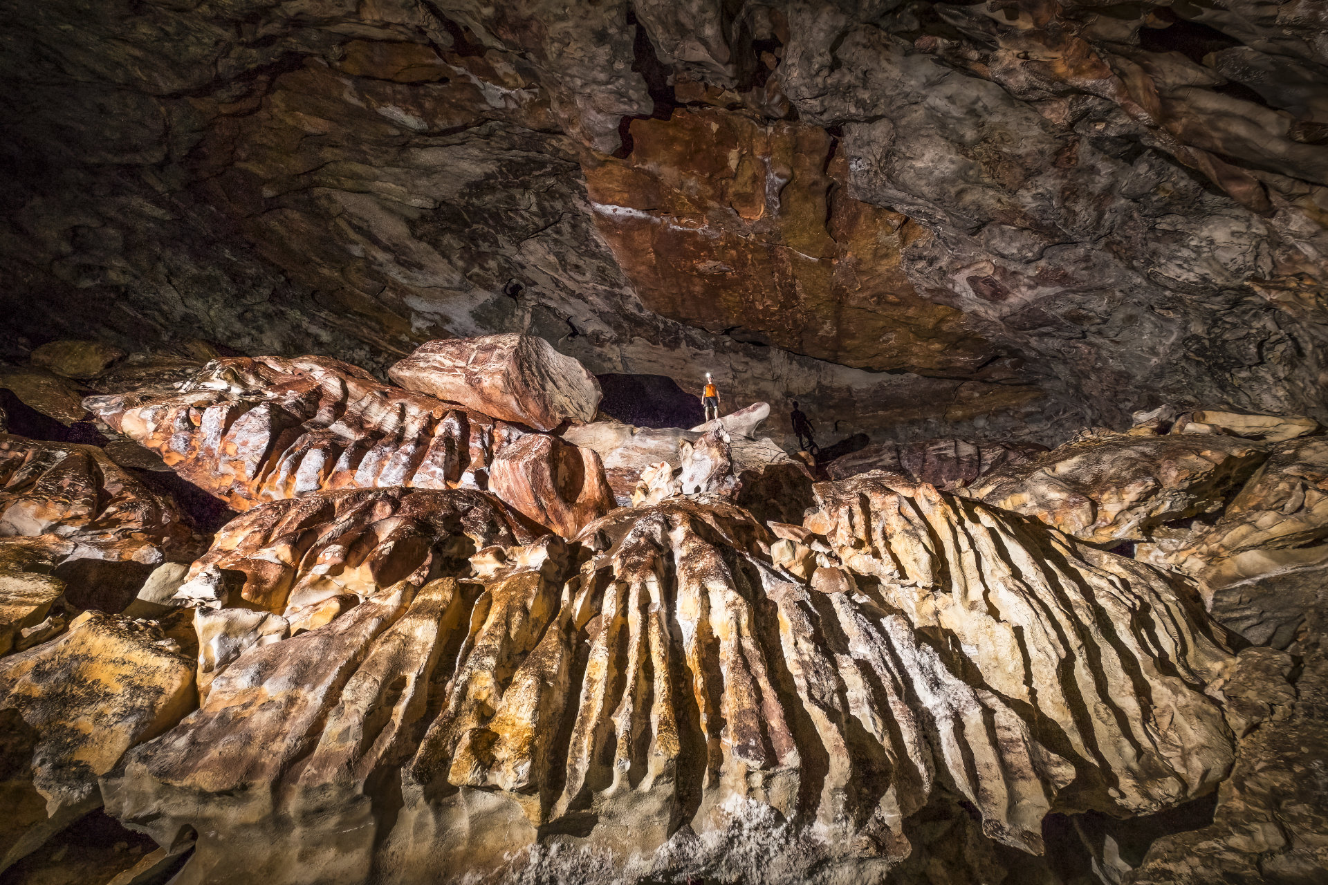 Die ehemals stark korrosive Höhlenatmosphäre hat Spuren in Form von großen  Karren im Gestein des danach benannten Rock’n’Rillen Room hinterlassen.